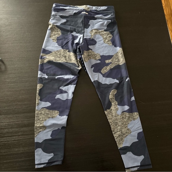 Aerie Chill Play Move Blue Camo Leggings Size Medium - Picture 5 of 5